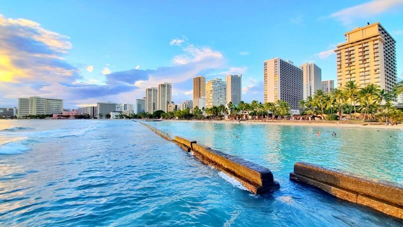 Things to do in Waikiki for free: waikiki wall. honolulu, oahu, hawaii travel blog