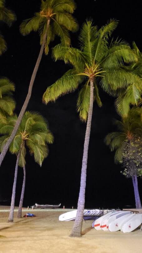 things to do in waikiki at night: waikiki beach at night. honolulu at night. oahu at night. hawaii travel blog