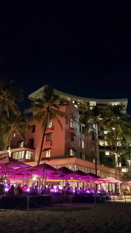 things to do in waikiki at night: mai tai bar at royal hawaiian. low-key waikiki beach bars. honolulu at night. oahu at night. hawaii travel blog