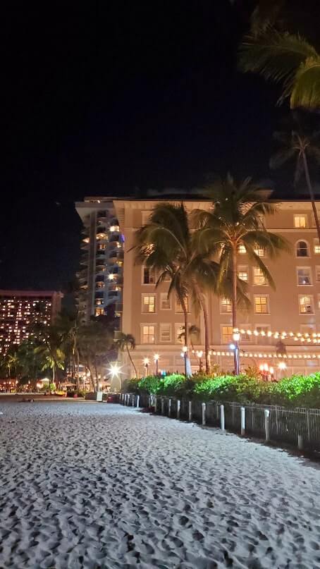 things to do in waikiki at night: can you walk waikiki beach at night. honolulu at night. oahu at night. hawaii travel blog
