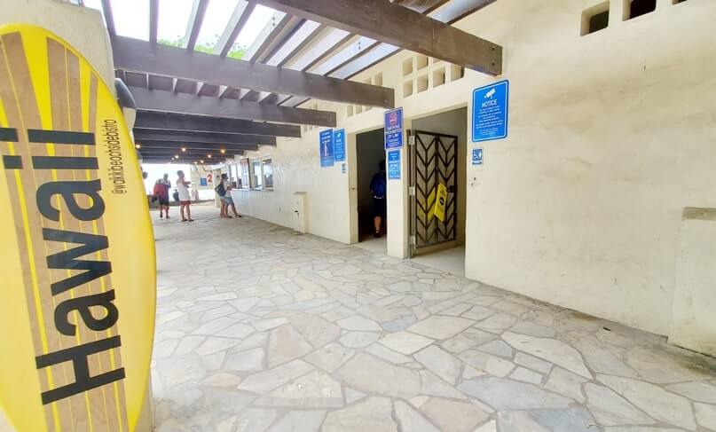 waikiki beachside bistro. waikiki beach public bathroom near kuhio beach. honolulu oahu travel blog