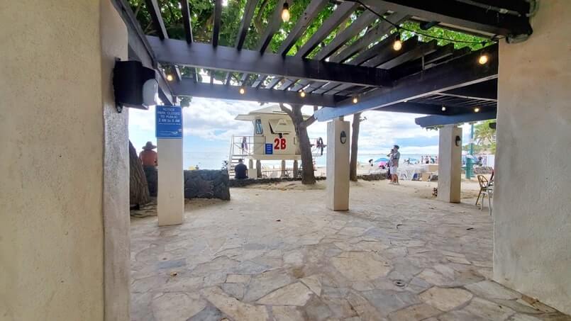 waikiki beachside bistro at kuhio beach, waikiki beach. waikiki beach lifeguard station 2b.