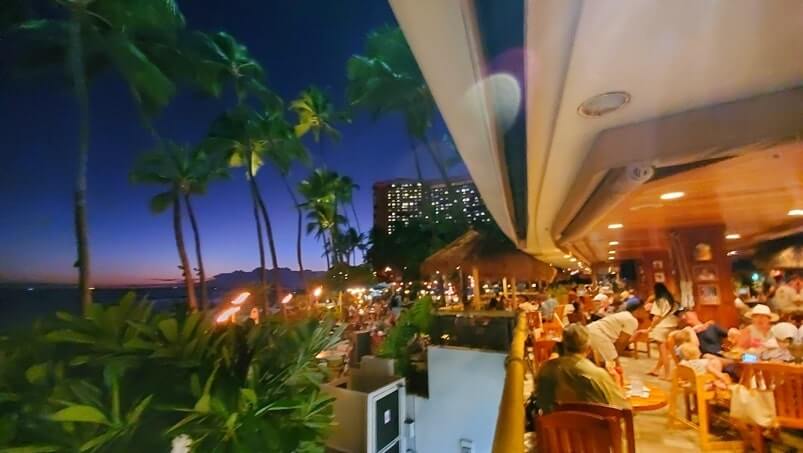 things to do in waikiki at night: duke's waikiki restaurant. low-key waikiki beach restaurant. honolulu at night. oahu at night. hawaii travel blog