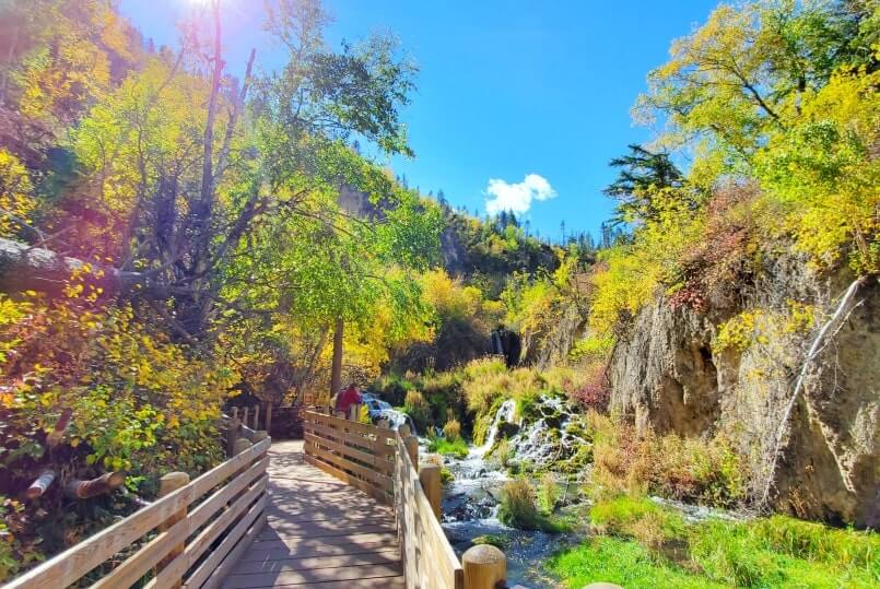 how to start roughlock falls trail from roughlock falls trailhead. spearfish canyon