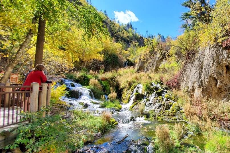 how to start roughlock falls trail from roughlock falls trailhead. spearfish canyon