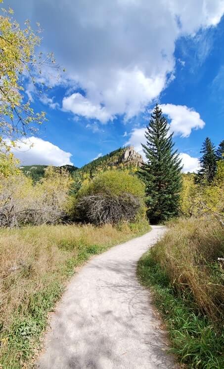 hiking spearfish falls trail in spearfish canyon