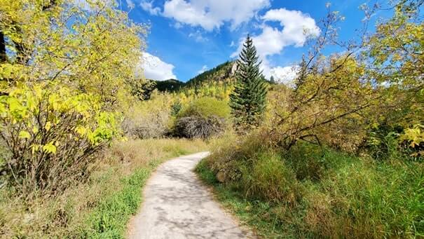 hiking spearfish falls trail in spearfish canyon