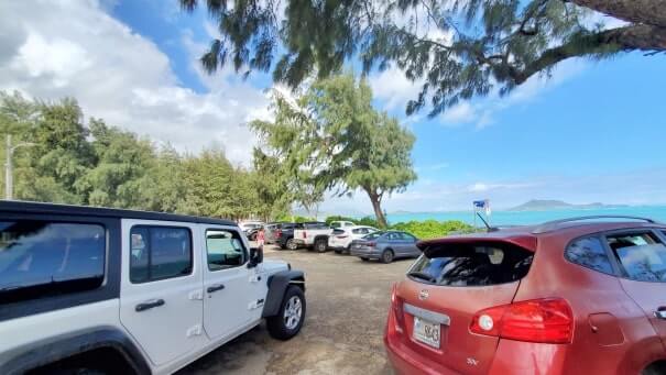 full parking lot at kailua beach park