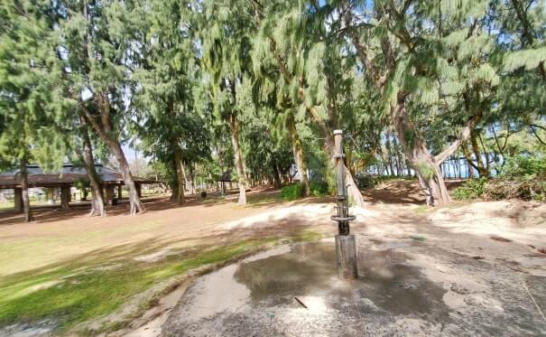 kailua beach outdoor showers. kailua beach park