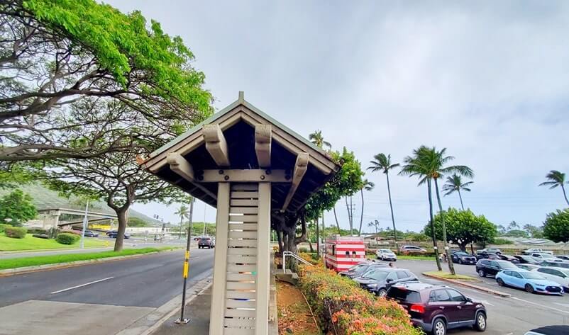 hanauma bay bus stop near food truck to buy malasadas