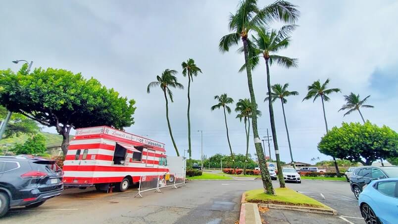 leonards bakery malasada food truck. where to eat malasadas in oahu, honolulu, hawaii