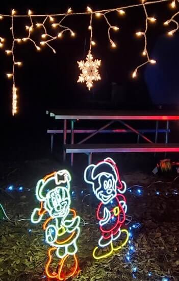 disney christmas decorations ideas. disney world in december. mickey mouse. minnie mouse. christmas lights