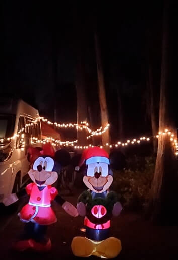disney christmas decorations ideas. disney world in december. mickey mouse. minnie mouse. christmas lights