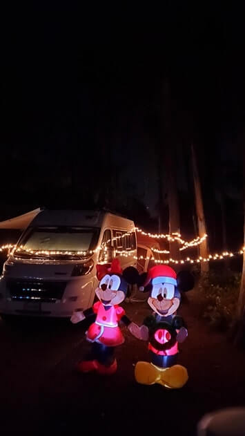 disney christmas decorations ideas. disney world in december. mickey mouse. minnie mouse. christmas lights at night