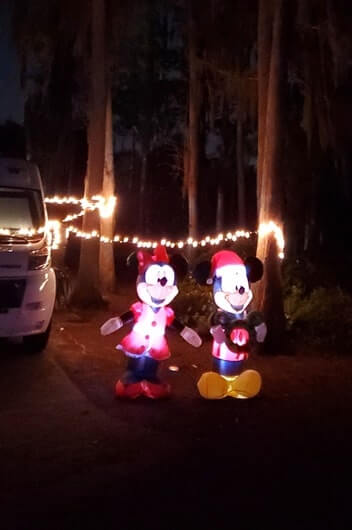 disney christmas decorations ideas. disney world in december. mickey mouse. minnie mouse. christmas lights at night