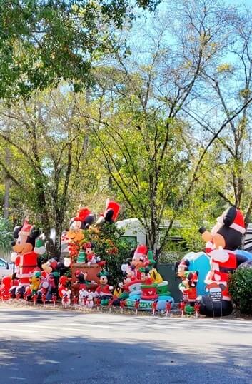 disney christmas decorations ideas. disney world in december. mickey mouse. minnie mouse